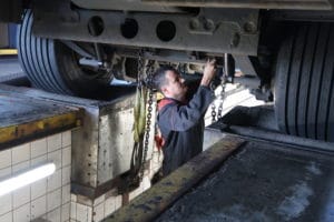 Monteur Jan sleutelen werkplaats